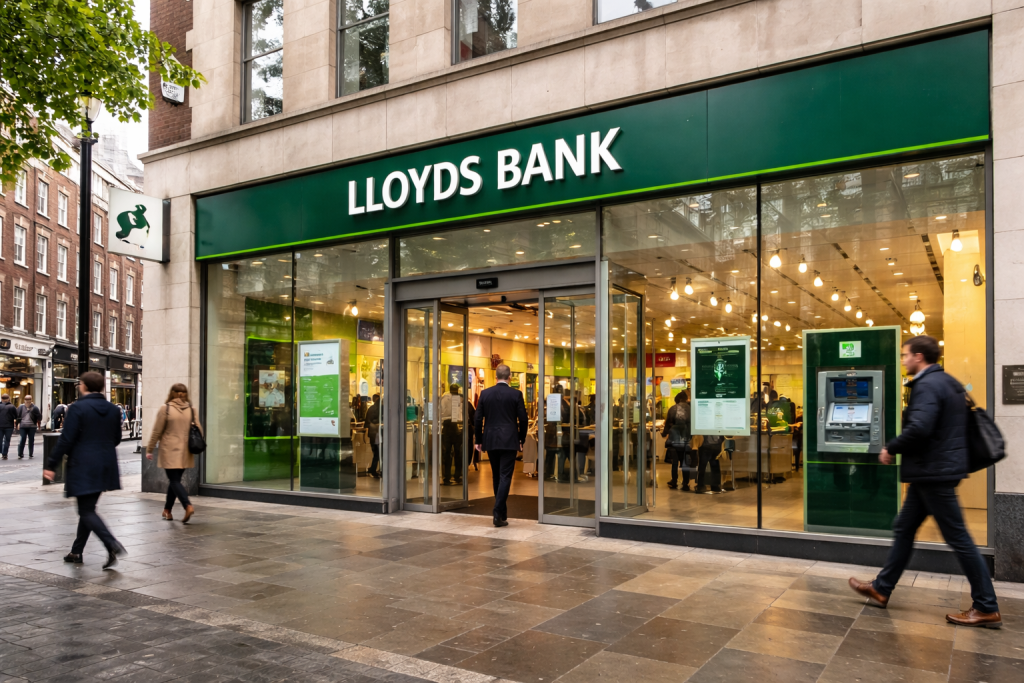 Lloyds share price nears pivotal level: is the 3.64% dividend yield worth it?